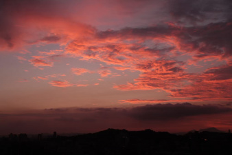 雲吃火有雨，火吃雲晴天