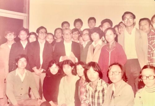1977年神州詩社在金山活動中心舉辦文學聚會時，巧遇時任總統蔣經國到訪活動中心，眾社友與蔣合影留念。當時李宗舜站在蔣經國左後方，影像來源：李宗舜提供。